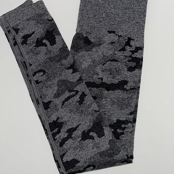Gymshark Adapt Gray/Black Camo Women's Seamless Leggings - Picture 3 of 5